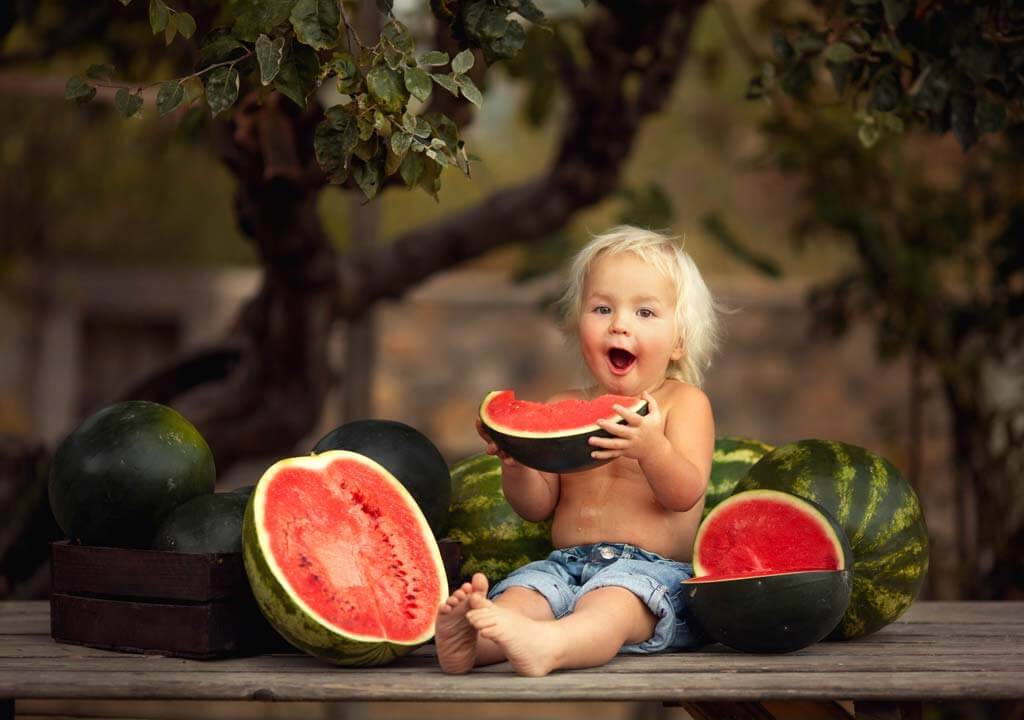 Kind isst Wassermelone Trockenfruechte Energiequelle kaufen Post Beitrag Genussio
