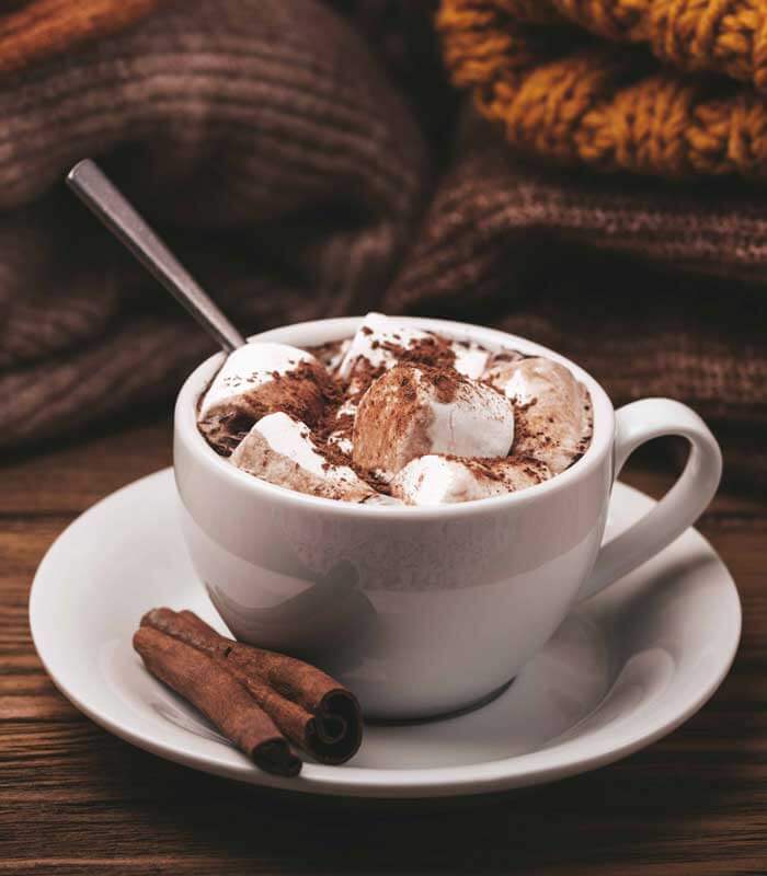 Tasse mit heißer Schokolade und Marschmallows Bio Kaffee Kakao Genussio jetzt online kaufen