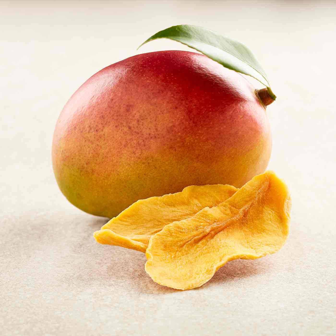 Ganze Mango und getrocknete Mangestreifen Fun Fact Produkt Bio Mangestreifen online kaufen bei Genussio