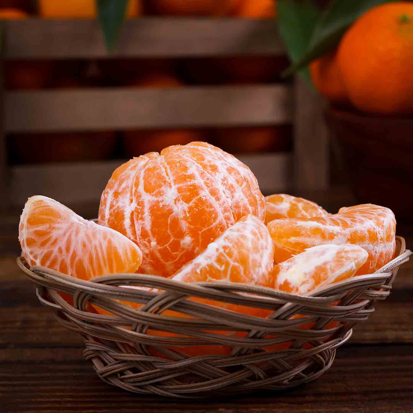 Geschaelte Mandarinen in einer Schale Fun Fact Ingwer Mandarine Tee online kaufen bei Genussio