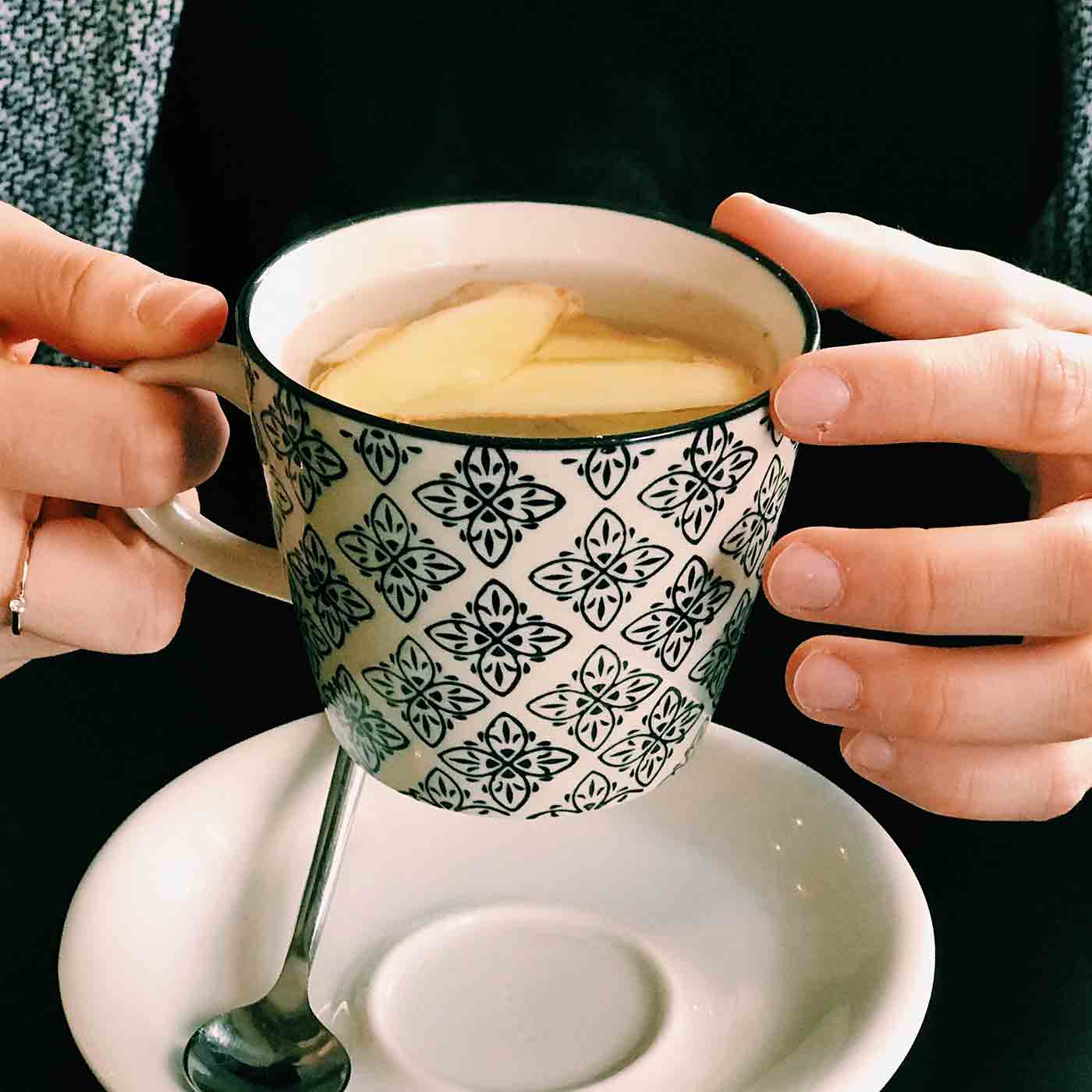Frau hat Teetasse in der Hand Fun Fact Produkt Ingwer Sonnengruß Tee online kaufen bei Genussio