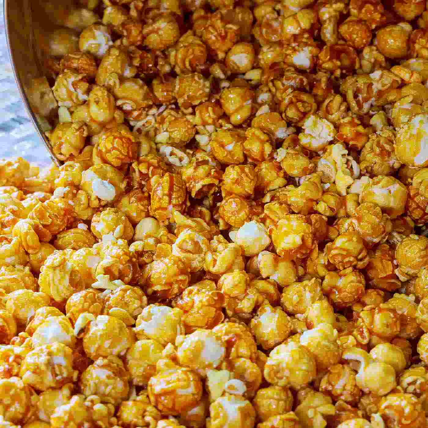 Frisches Popcorn liegt auf dem Tisch Fun Fact Produkt Mandel Popcorn Tee online kaufen bei Genussio