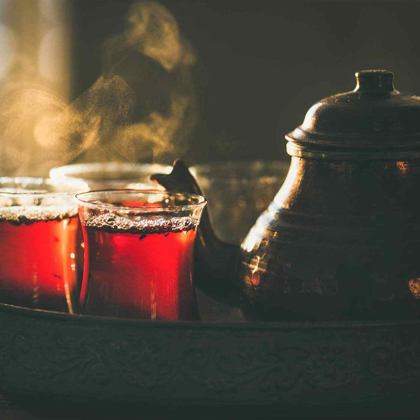 Teekanne und drei Teeglaeser gefuellt mit Fruechtetee Fun Fact Produkt Orientalischer Apfeltee online kaufen bei Genussio